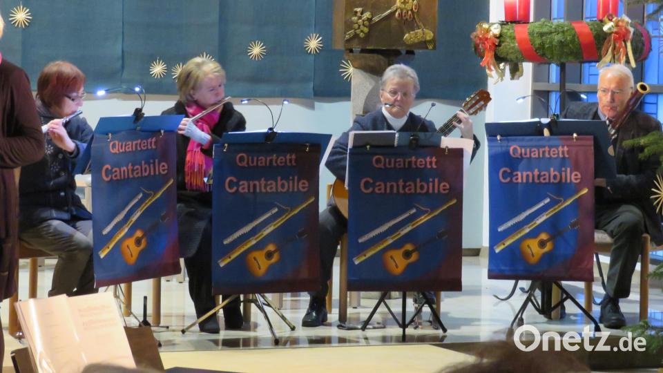 Das Ensemble Cantabile stimmt die Besucher auf den bevorstehenden Heiligen Abend ein. Bild: adj
