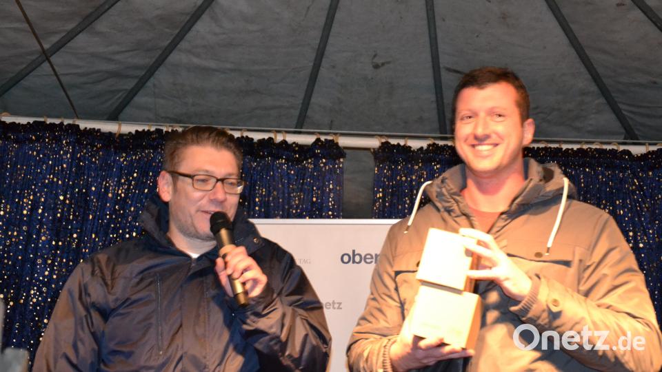Karaoke am Weihnachtsmarkt begeistert Sänger und Zuhörer in Amberg und ist Kult. Bild: Enrico Hanf