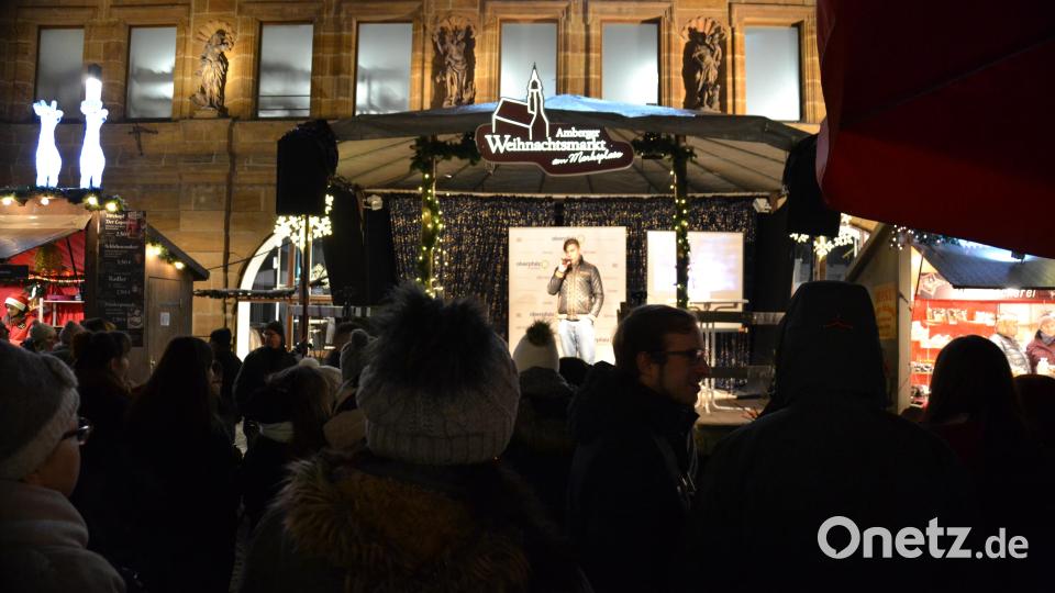 Karaoke am Weihnachtsmarkt begeistert Sänger und Zuhörer in Amberg und ist Kult. Bild: Enrico Hanf
