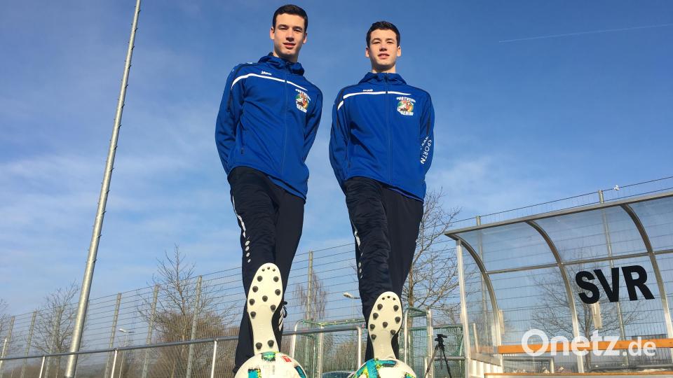 Die Fußball-Zwillinge Tim und Leon (von links) sind 15 Jahre alt und haben Schuhgröße 50. Die Suche nach Hallenschuhen für das Fußballtraining bringt ihre Mutter Sabine Schreiner an den Rand der Verzweiflung. Bild: roa