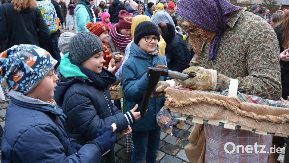Mit Brotresten gelingt es, die Waldspechte milde zu stimmen. Im Gegenzug gibt es Süßes für die Kinder. Bild: jr