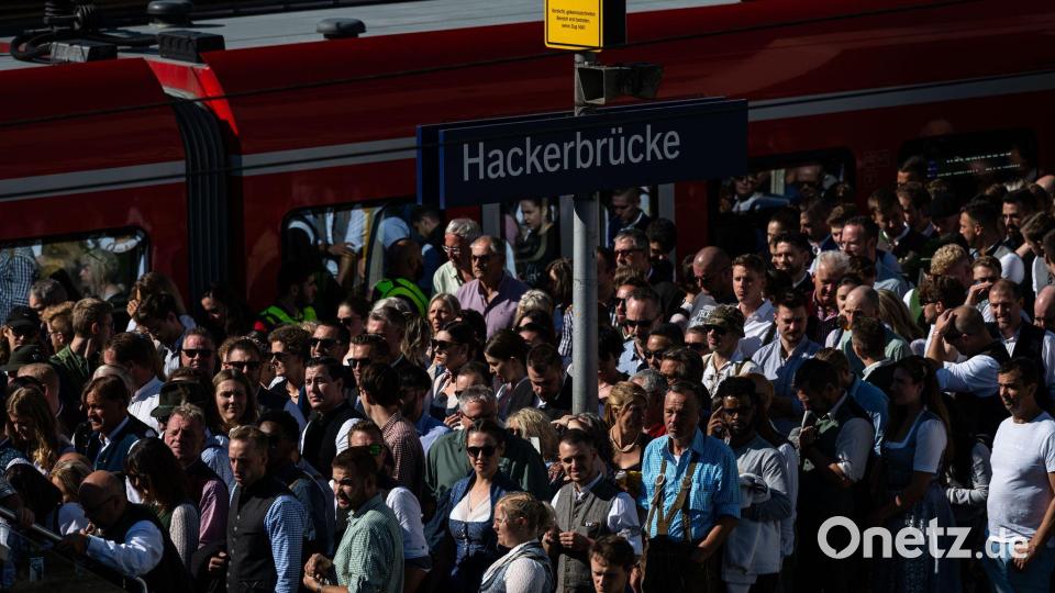 Während der Wiesn herrscht am Halt Hackerbrücke oft dichtes Gedränge. (Archivbild) Bild: Lukas Barth/dpa