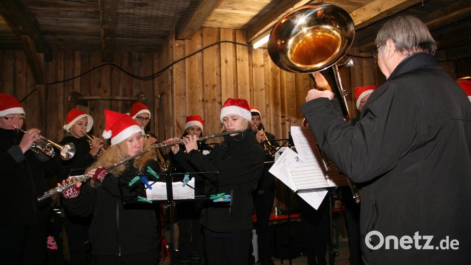 Seit einigen Jahren beteiligt sich auch der Musikverein aus Wiesau beim Schönhaider Weihnachtssingen. Bild: wro