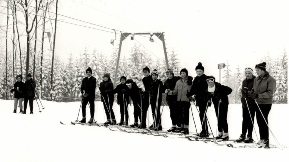 Auf dem Eslarner Stückberg herrschte Ende der 1960er und Anfang der 1970er Jahre reger Wintersportbetrieb. Sogar Skikurse gab es. Lang ist’s her, der Lift existiert seit 2004 nicht mehr. Repro: gz