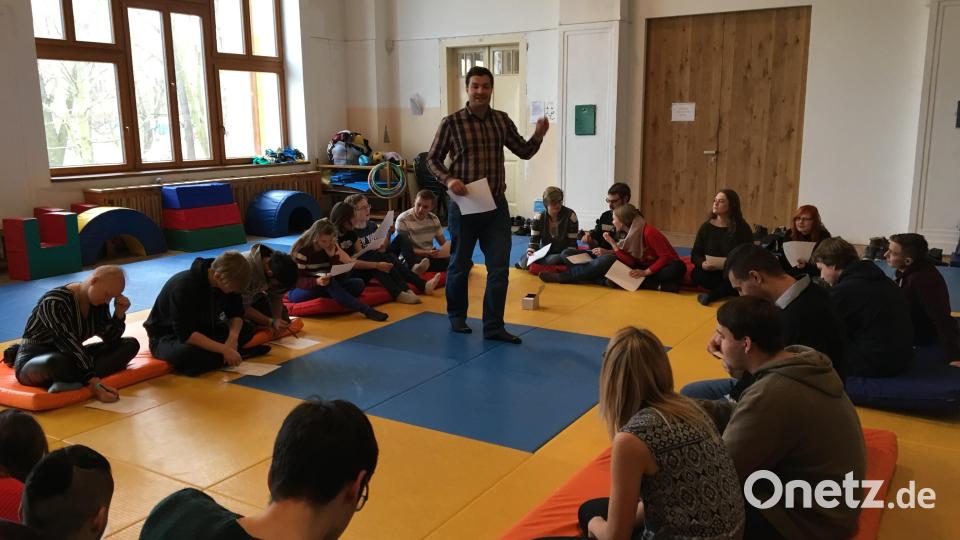 Coach Martin Moravec bringt das deutsch-tschechische Kennenlernen in Gang. Bild: exb
