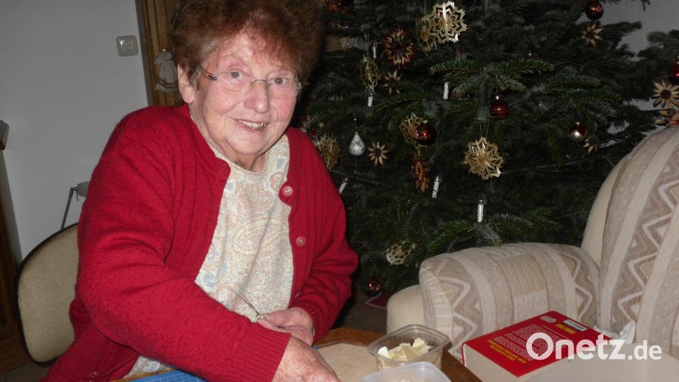 An den Fingerfertigkeiten mangelt es Therese Scharf nicht. Sie bastelt filigrane Strohsterne in den unterschiedlichsten Variationen. Bild: Edith Uschold