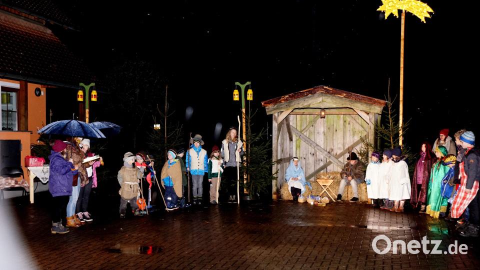 Um die Krippe im Stall versammelt sind am Schluss die Hirten, Könige, das heilige Paar sowie die Großmutter mit ihren Kindern. Bild: bkr