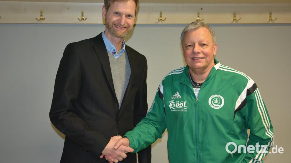 Wollen künftig auf Augenhöhe zusammenarbeiten, Steinmühle Vorsitzender Stephan Andörfer (links) und sein Pendant Roland Eckert vom SV Mitterteich. Bild: jr