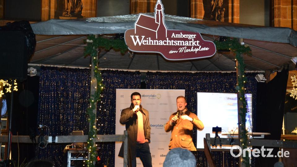 Karaoke am Weihnachtsmarkt begeistert Sänger und Zuhörer in Amberg und ist Kult. Bild: Enrico Hanf