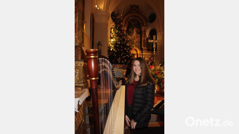 DIe Plößbergerin Elisa Ertl überzeugte mit mehreren Stücken an der Harfe und anschließend mit einem Gesangs-Duett mit ihrer jüngeren Schwester. Bild: flt