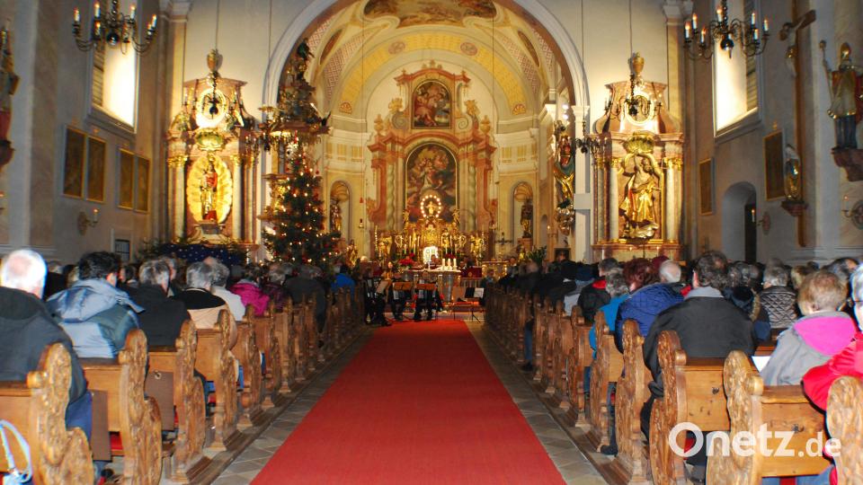 Die weihnachtlich geschmückte Pfarrkirche St. Laurentius bot den geeigneten Rahmen für das Weihnachtskonzert. Bild: enz