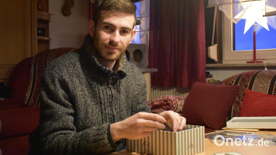 Tobias Damberger hat die gleiche Leidenschaft wie sein Vater, er sammelt gerne „alte Dinge“. In einer Schachtel verwahrt er Feldpostkarten aus der Zeit des Ersten Weltkrieges. Bild: lue