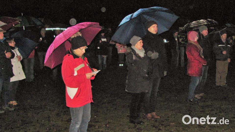 Die Besucher waren mit Regenschirmen zahlreich ins Waldforum gekommen um einmal eine Stunde der vorweihnachtlichen Hektik zu entfliegen. Bild: sei