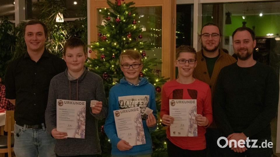 Dass die engagierte Nachwuchsarbeit des Musikzugs Früchte trägt, zeigt die Ehrung der Jugendlichen für das Bestehen der D1-Prüfung (von links): Vorsitzender Maximilian Stein, Johannes Riß, Kilian Pröls, Lucas Kuhl, Dirigent Wolfgang Vögele und Zweiter Vorsitzender Thomas Stark. Bild: u