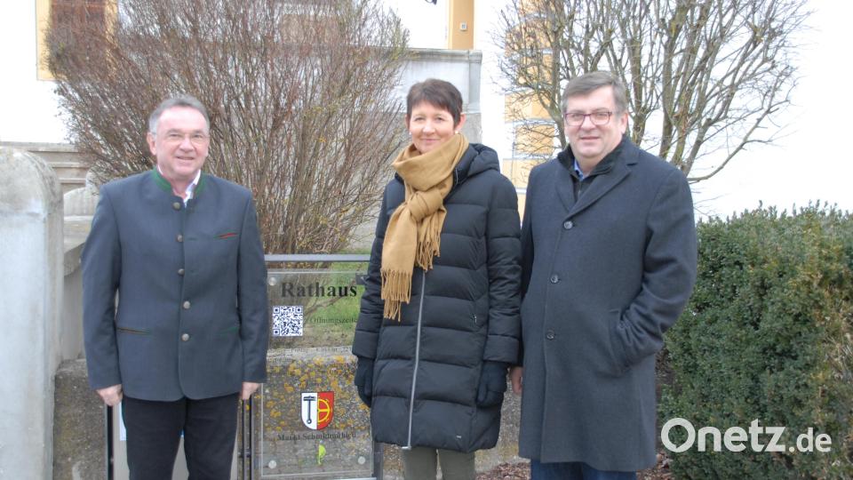 Die beiden neuen Inklusionsbeauftragten des Marktes Schmidmühlen von links Karl Bauer und Michaela Meyer mit Bürgermeister Peter Braun. Bild: pop
