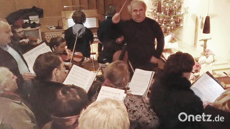 Die Symphonietta St. Cecilia brachte in der Pfarrkirche in Brand die Böhmische Hirtenmesse zu Gehör. Die Leitung hatte Milos Bok. Bild: ld