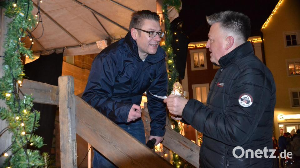 Karaoke am Weihnachtsmarkt begeistert Sänger und Zuhörer in Amberg und ist Kult. Bild: Enrico Hanf