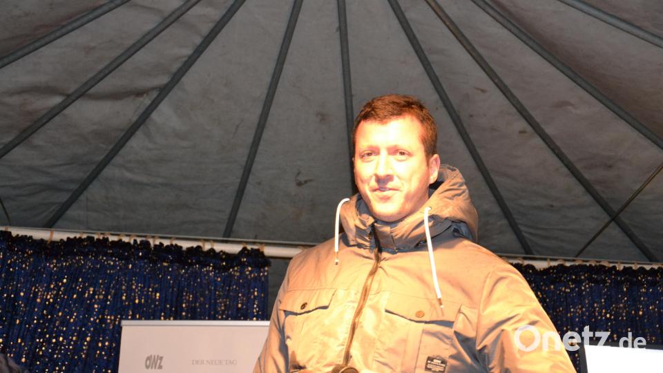 Karaoke am Weihnachtsmarkt begeistert Sänger und Zuhörer in Amberg und ist Kult. Bild: Enrico Hanf