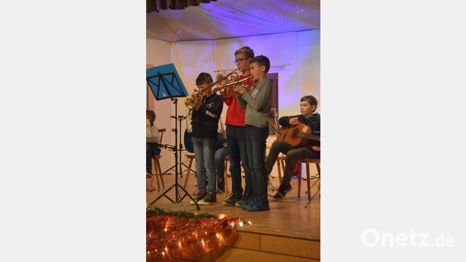 Das Oberbibracher Trompetentrio (v.re.) Tim Wiesnet, Luis Wiesnet und Hannes Biersack, wünschten abschließend gekonnt "Föhliche Weihnacht überall". Bild: myd