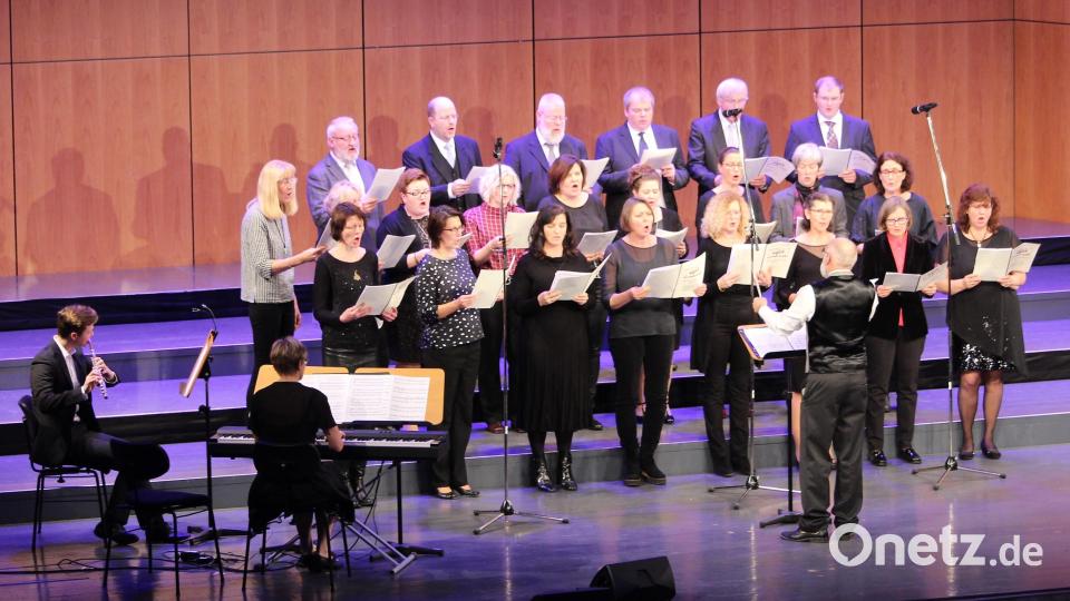 Der legendäre Erasmus-Chor unter der Leitung von Peter Seidl in Begleitung von Christine Uhle am Klavier und Sebastian Schürfeld an der Querflöte singt "Venite adoriamo". Bild: Dagmar Williamson