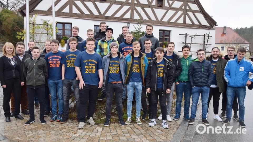 Die A-Jugend mit den Bürgermeistern Brigitte Bachmann und Dieter Dehling (von links) sowie Trainer Bernd Ibler (mittlere Reihe, Vierter von links) und Betreuer Markus Leipold (vorne, Sechster von links). Bild: no