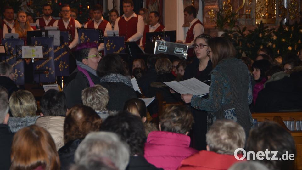 "Spekugössilus" schickten einen musikalischen Beitrag vom Mittelgang aus in das Kirchenschiff. Bild: dob