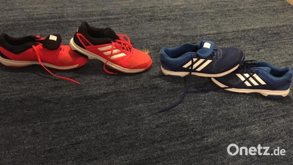 Die orangen und blauen Hallenschuhe sind die einzigen, die Mama Sabine Schreiner online in Größe 50 ergattern konnte. "Sie sind aber nicht ideal für das Fußballspielen in der Halle." Bild: exb