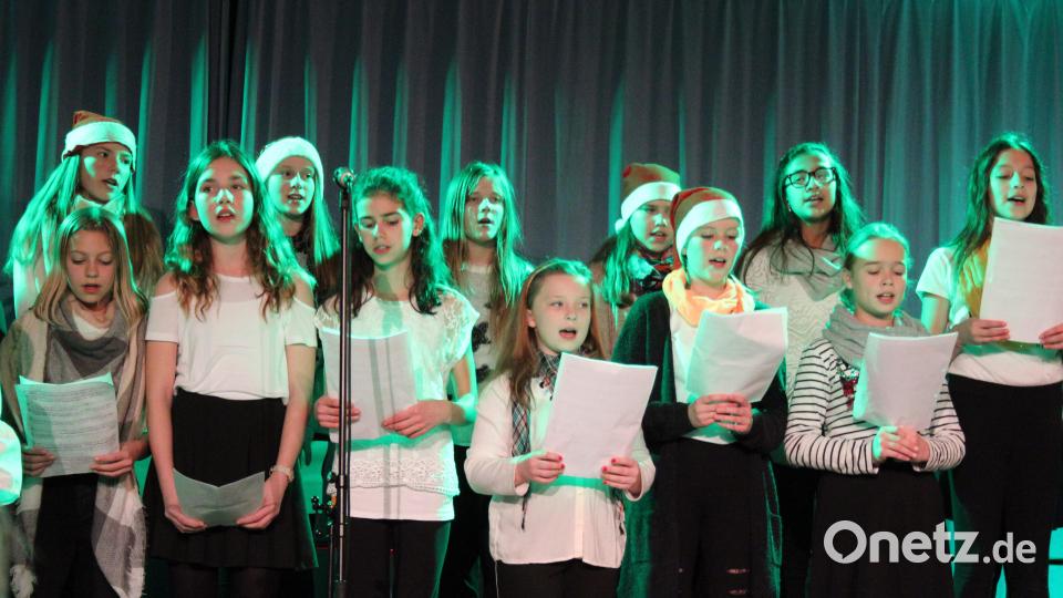 Der Unterstufenchor des Eschenbacher Gymnasiums begibt sich zum Abschluss des Konzertes in der Aula in das „Weihnachtsbattle“ mit bekannten und traditionellen Liedern. Bild: stg