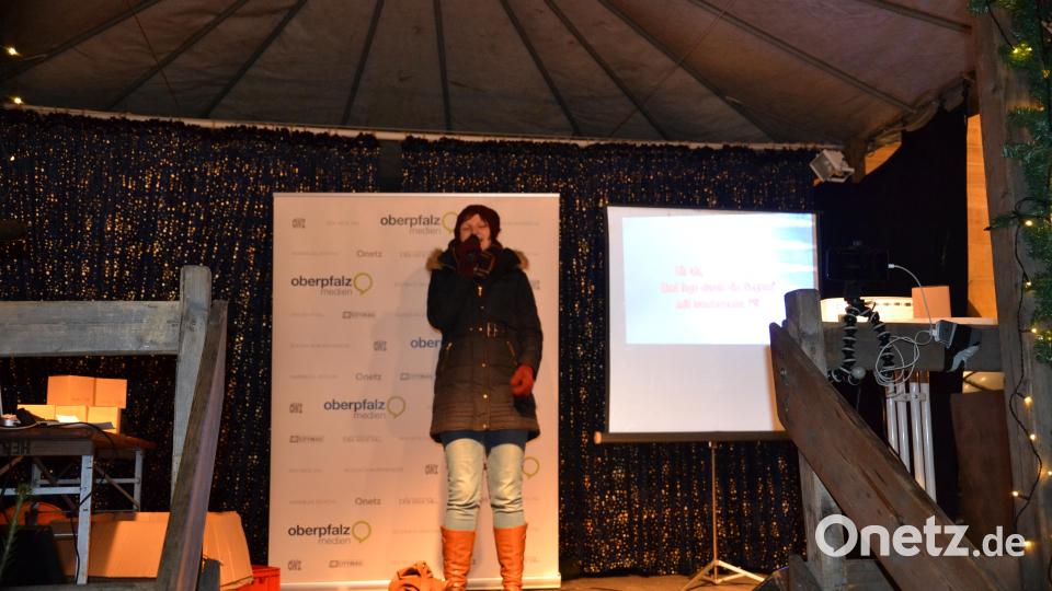 Karaoke am Weihnachtsmarkt begeistert Sänger und Zuhörer in Amberg und ist Kult. Bild: Enrico Hanf