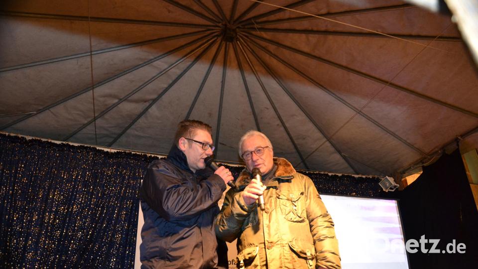 Karaoke am Weihnachtsmarkt begeistert Sänger und Zuhörer in Amberg und ist Kult. Bild: Enrico Hanf
