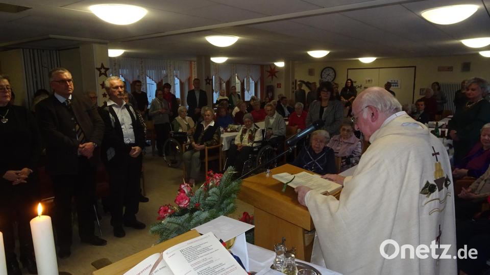Auch im Alten- und Pflegeheim Sankt-Johannis-Stift feierten die Heimbewohner mit zahlreichen Gästen die von Pfarrer Josef Höning zelebrierte Christmette. Bild: hm