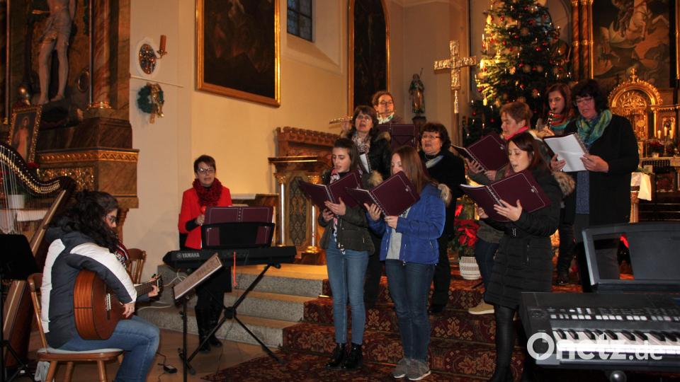 Der Chor "Sing2Gether" unter der Leitung von Lisa Hößl gestaltete, unterstützt von Gitarre, Querflöte und Klarinette, das Weihnachtskonzert mit. Bild: flt