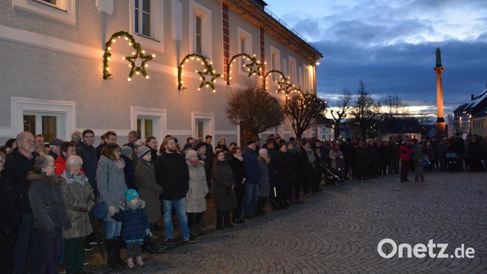 Viele Zuhörer genießen am Heiligabend auf dem Kirchplatz die musikalische Einstimmung auf das Weihnachtsfest. Bild: jr