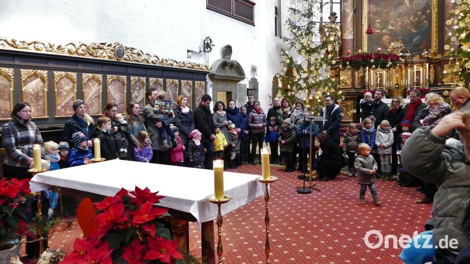 Die Kinder mit ihren Eltern versammelten sich im Altarraum zum Gebet Vaterunser. Bild: wbe