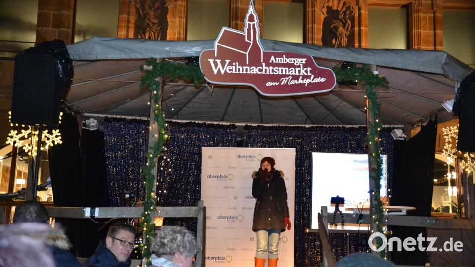 Karaoke am Weihnachtsmarkt begeistert Sänger und Zuhörer in Amberg und ist Kult. Bild: Enrico Hanf
