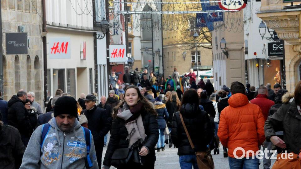 In der Amberger Georgenstraße war den ganzen Vormittag lang ganz schön was los. Bild: Stephan Huber