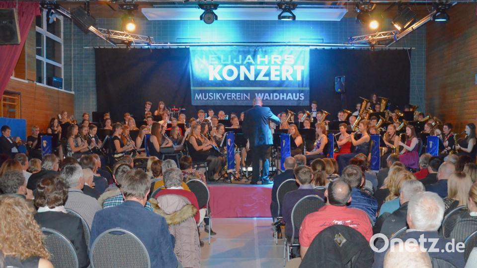 Das "Große Vereinsorchester" des Musikvereins Waidhaus präsentierte am Samstagabend die Premiere seines Neujahrskonzerts vor ausverkauftem Haus. Bild: fjo
