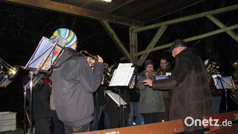 Die Posaunenchöre Mantel-Thansüß mit Heinricht Müller (rechts) am Dirigentenstab gestalteten die Waldweihnacht musikalisch mit. Bild: sei