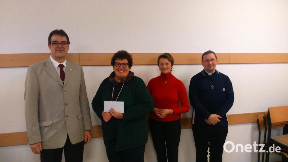 Wolfgang Siegert (l.) vom Männergesangverein Gebenbach und Lydia Graf ((Zweite v.r.) vom Landfrauensingkreis übergaben in Beisein von Pfarrvikar Christian Preitschaft (r.) den Konzerterlös in Höhe von 900 Euro als Spende an Karin Borchers vom Kinderpalliativteam Ostbayern. Bild: ads