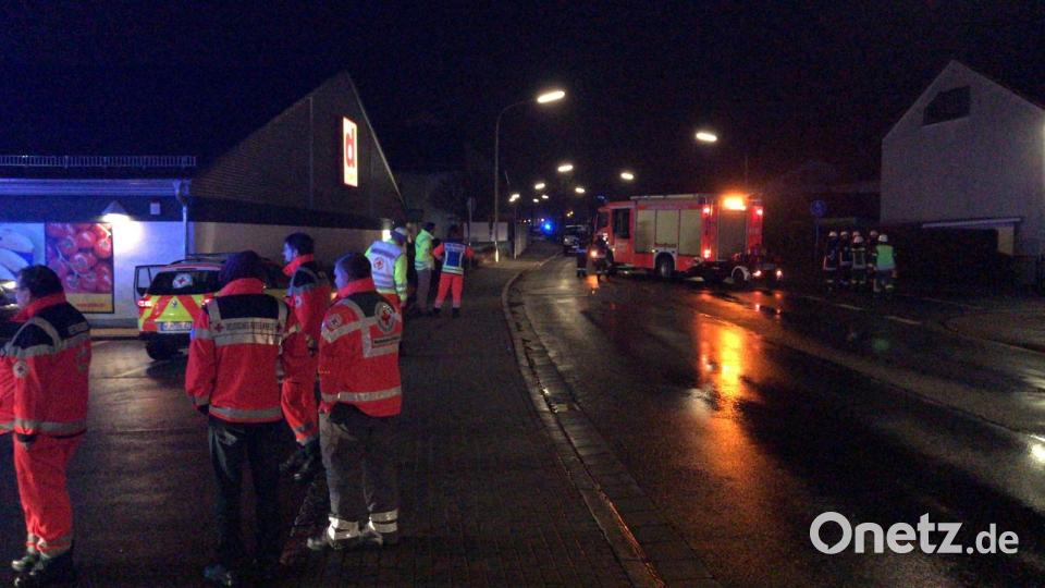 Einsatzkräfte sperren die Parksteiner Straße. Bild: za