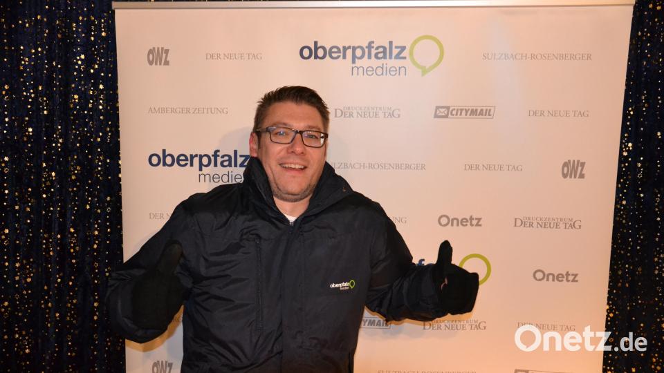 Karaoke am Weihnachtsmarkt begeistert Sänger und Zuhörer in Amberg und ist Kult. Bild: Enrico Hanf