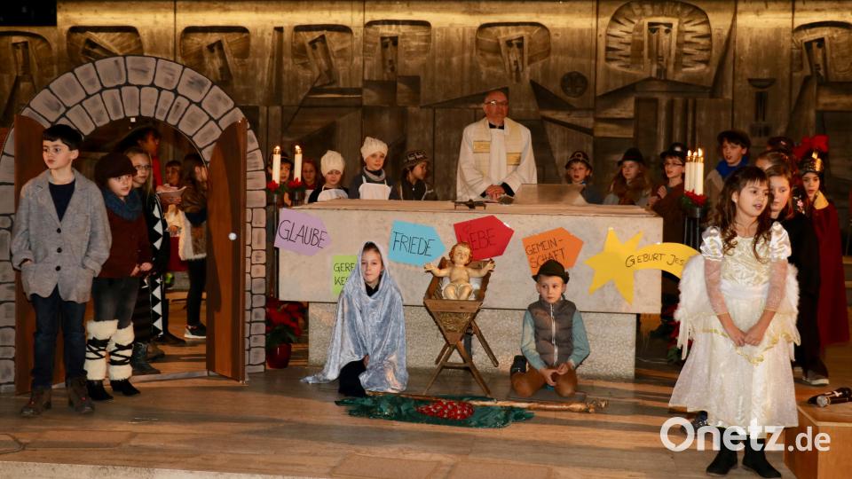 Alle Jahre wieder zieht das ansprechende traditionelle Krippenspiel vor schöner Minikulisse in der Pfarrkirche St. Michael zur Kinderchristmette eine enorme Besucherzahl an. Bild: ads