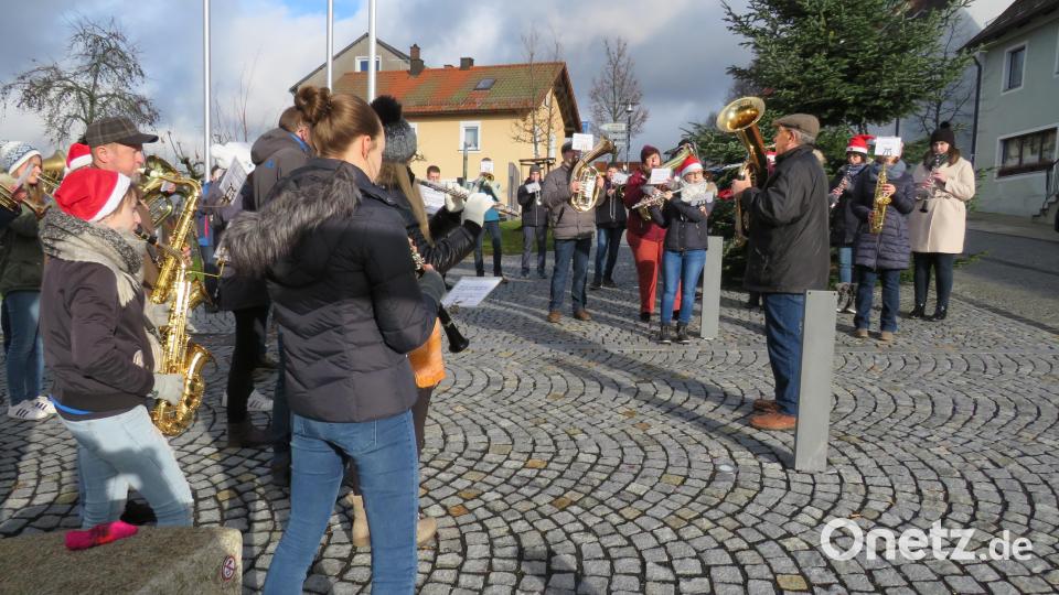 Mit weihnachtlichen Klängen kündigt die Jugendblaskapelle die Genurt Jesu an. Bild: adj