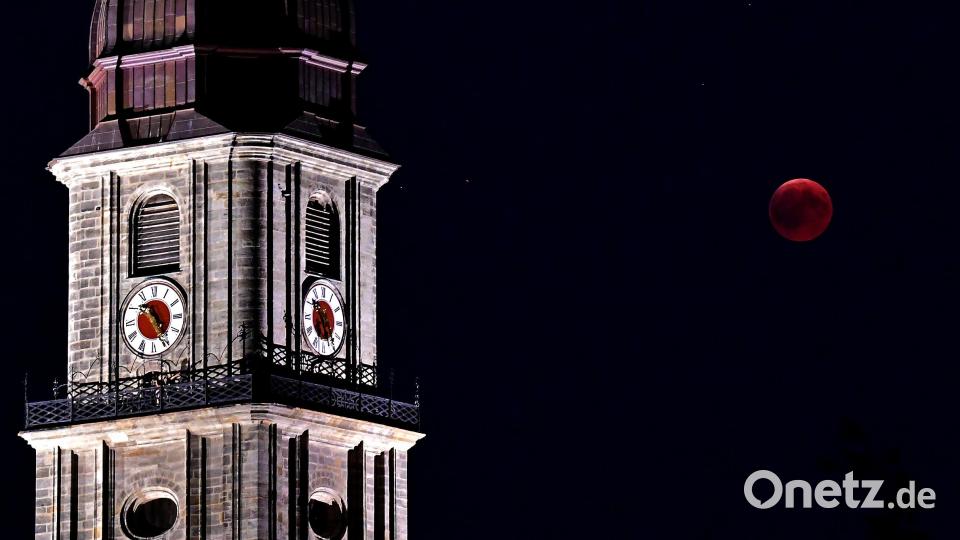 Augen zum Himmel: Im Juli war die längste totale Mondfinsternis des Jahrhunderts - auch in Amberg - zu sehen. Das Naturspektakel dauerte eineinhalb Stunden. Bild: Hartl