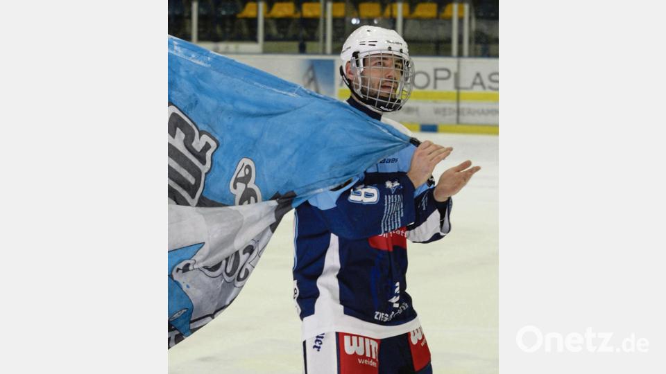 Top: Eishockeyspieler Marcel Waldowsky und seine Wutrede nach dem Spiel gegen Selb. Der Blue Devil ließ seinem Frust freien Lauf. Herzerfirschend ehrlich. Leute, es geht doch nur um Sport! (Josef Maier) Bild: gb