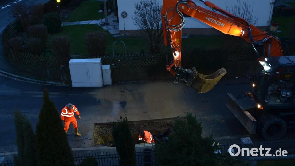 Ausgerechnet ein großer Wasserrohrbruch beschäftigt die Bauhofmitarbeiter am ersten freien Tag vor dem Weihnachtsfest. Eine schöne Bescherung. Die Anwohner am Finkenweg waren einen Vormittag lang ohne Wasserversorgung. Bild: dob