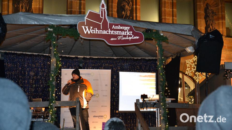 Karaoke am Weihnachtsmarkt begeistert Sänger und Zuhörer in Amberg und ist Kult. Bild: Enrico Hanf
