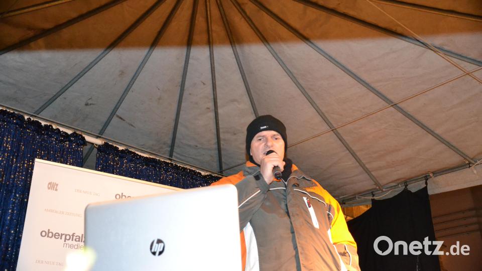 Karaoke am Weihnachtsmarkt begeistert Sänger und Zuhörer in Amberg und ist Kult. Bild: Enrico Hanf