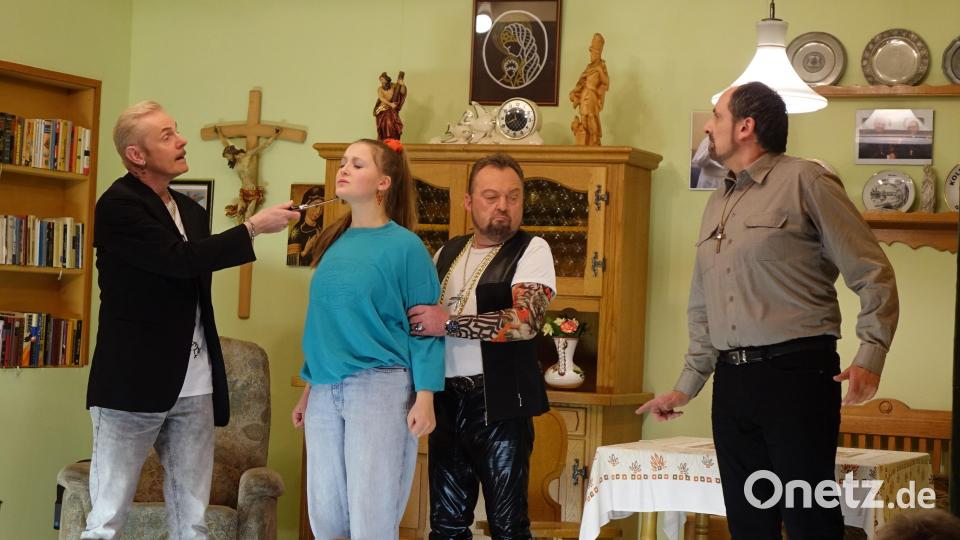 Brutal untermauern die Ganoven Checker (Ludwig Zwick/links) und Bonzo (Josef Wirnshofer) ihre Forderung gegenüber Jenny (Judith Höcherl) und Pfarrer Wolf (Herbert Spichtinger). Bild: mmj