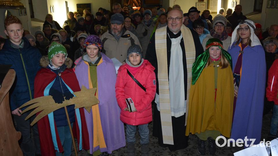 So viele Besucher (Hintergrund) wie noch nie nahmen an der Wanderung zur Andacht in der Gommelbergkapelle auf dem Hausberg der Pleußener teil. Stadtpfarrer Anton Witt und die Sternsinger begrüßten die Wanderer. Bild: jr